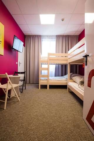 Хостелы Moon Hostel Познань Четырехместный номер-3